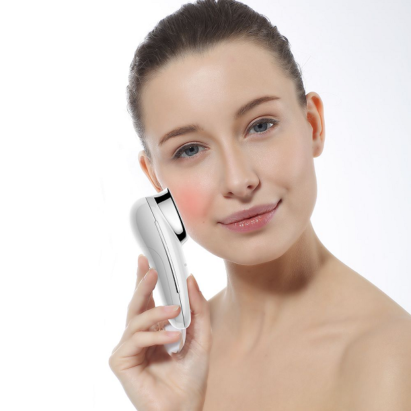 TouchBeauty TB1681 thúc đẩy khả năng hấp thụ và tính thấm của da, làm mịn da và thu nhỏ lỗ chân lông