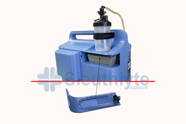 Mở phần nắp phía sau máy để lấy ống nối (bình tạo ẩm và đầu ra oxy), đây cũng là nơi chứa bộ lọc